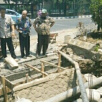 Para Kabid terkait saat meninjau jembatan depan Yon Zipur 5 Kepanjen yang terkena pelebaran jalan.