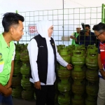 Gubernur Khofifah saat meninjau pangkalan dan agen LPG di Kabupaten Probolinggo.