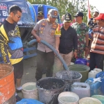 Kapolres Blitar AKBP Anissullah M Ridha terjun langsung ke lokasi untuk mendistribusikan air bersih.