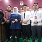 Pasangan Bakal Calon Gubernur dan Wakil Gubernur Jawa Timur Khofifah Indar Parawansa dan Emil Elestianto Dardak usai menjalani pemeriksaan kesehatan bersama sejumlah calon kepala daerah dari berbagai kabupaten/kota. Foto: DEVI FITRI AFRIYANTI/ BANGSAONLINE