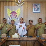 Kepala Diskominfo Kota Kediri, Apip Permana, bersama dosen pembimbing dan para taruna Politeknik Siber dan Sandi Negara. Foto: Ist