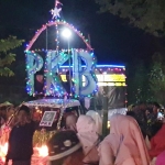 Meriahnya pawai lampion yang diikuti ribuan warga Desa Ujung Piring.