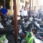 BODONG. Enam belas motor bodong diamankan di Mapolres Bojonegoro dari pelaku SL warga Kedungadem. Foto: eky nurhadi/BANGSAONLINE