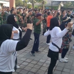 Satgas TMMD Sidoarjo saat senam bersama masyarakat di Desa Penambangan, Kecamatan Balongbendo. Foto: Ist