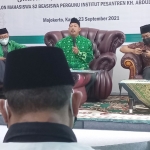 Ketua DPW Pergunu Jawa Timur H. Sururi, S.Ag., M.M. sedang memberikan pembekalan para calon mahasiswa beasiswa S2 IKHAC.