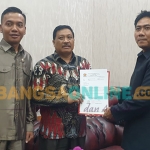 Dari kanan Ketua Fraksi Gerindra Lutfi Dhawam, Wakil Ketua DPRD Gresik Mujid Riduan dan Sekretaris Fraksi Gerindra Muchamad Zaifudin menunjukkan surat penolakan kenaikan tarif tiket kapal. Foto: SYUHUD/BANGSAONLINE.com