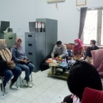 Musyawarah antara pihak PT PMP, serikat pekerja, dan buruh yang di-PHK, di Kantor Disnaker Jember.