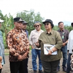 Menteri LHK, Siti Nurbaya Bakar, bersama Pj Bupati Jombang, Sugiat, saat meninjau DAM Yani.