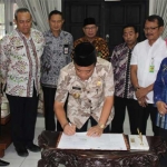 Bupati Fadeli saat penandatanganan MoU.