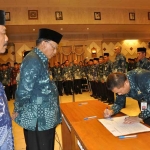 Bupati Sambari saat mengambil sumpah jabatan. foto: SYUHUD A/BANGSAONLINE 