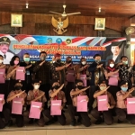 Plt. Bupati Nganjuk Marhaen Djumadi foto bersama para pelajar SMP.