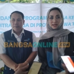 Anggota Komisi IX DPR RI, Lucy Kurniasari, bersama Kepala Biro Umum dan Humas BKKBN Pusat, Putut Riyatno, saat sosialisasi di Kelurahan Tenggilis Mejoyo, Surabaya. Foto: M DIDI ROSADI/BANGSAONLINE