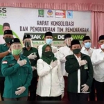 Cabup dan Cawabup AMAN foto bersama Tokoh NU dan Tokoh PKB. foto: bangsaonline.com