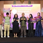 Pj Wali Kota Kediri, Zanariah, bersama para pemenang voice competition (dok. Ist)