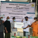 Penyerahan secara simbolis bantuan TJSL PLN kepada pihak yayasan senilai Rp 40 juta untuk pembangunan rumah ibadah.