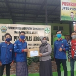 Kepala Puskesmas Arosbaya, Masturah menerima donasi berupa APD face shield dari Forum Mahasiswa Bangkalan. 
