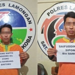 Dua tersangka saat berada di Mapolres Lamongan.
