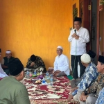 Calon Bupati Pasuruan nomor urut 1, KH. Mujib Imron, saat silaturahmi dengan warga Dusun Gunungmalang, Desa Tambaksari.