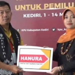 Ketua DPC Haruna Kabupaten Kediri, Sukadi, saat menyerahkan berkas pendaftaran bakal calon legislatif ke Ketua KPU Kabupaten Kediri, Ninik Sunarmi. Foto: Ist