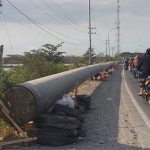 Pipa PGN yang akan ditanam tergeletak di pinggir jalan Raya Pantura. foto: ist.