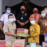 Bupati Pungkasiadi ketika menerima bantuan sembako dari IKAPTK.