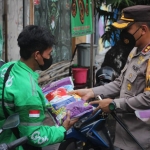 Polres Blitar Kota membagikan 1 ton bantuan beras, Kamis (22/7/2021) sore. (foto: ist)