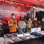 Konferensi pers Polres Blitar Kota ungkap kasus peredaran kasus narkoba dan bahan pembuat petasan selama ramadan 2022, Senin (25/04/2022)