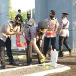 Dalam rangka memperingati Hari Bhayangkara ke-75 yang jatuh pada 1 Juli 2021, Kapolresta Sidoarjo AKBP Kusumo Wahyu Bintoro memimpin langsung ziarah dan tabur bunga ke Taman Makam Pahlawan (TMP) Kusuma Bangsa, Jalan Pahlawan Sidoarjo, Rabu (30/6/2021). (foto: ist)