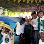  Cabup Sambari Halim Radianto (naik odong-odong), didampingi  pendiri  RGS-SQ, H. Moh Khozin ketika lepas pawai odong-odong. foto: syuhud/BANGSAONLINE