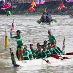 Para atlet dayung saat berlaga di ajang lomba dayung perahu naga tahun lalu. foto: ist