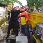 Bupati Pamekasan Baddrut Tamam ikut membersihkan sampah maupun semak belukar yang ada di area eks stasiun PJKA.