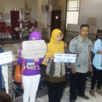 Para nasabah Koperasi Reyog berdemo di kantor Perdagkum Ponorogo.