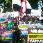 Warga Desa Gumirih saat menggelar demo di Kejaksaan Banyuwangi.