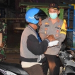 Polres Pamekasan bagi-bagi nasi kotak untuk sahur dan memberikan sosialisasi pencegahan Covid-19.