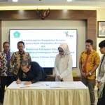 Bupati H Saiful Ilah menandatangani nota kerjasama dengan PT SMI terkait pendampingan proyek RSUD Sidoarjo Barat, di Jakarta, Senin (3/10). foto: istimewa