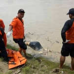 Petugas BPBD saat hendak mengevakuasi korban. foto: EKY NURHADI/ BANGSAONLINE