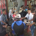 Para pengunjung bakso durian yang sedang menikmati sensasinya.