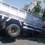 Kondisi dump truk usai menabrak seorang bocah SD berusia 13 tahun. 