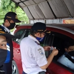 Suasana saat pelaksanaan pengecekan di Pos Mantingan.