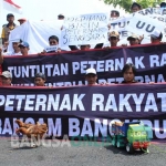 Aksi ribuan peternak ayam di Kabupaten Blitar yang memprotes anjloknya harga telur. foto: AKINA/ BANGSAONLINE