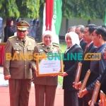 Gubernur Khofifah saat memberikan penghargaan bagi 10 kepala daerah pembina K3, di antaranya adalah Bupati Mojokerto, Ikfina Fahmawati. Foto: YUDI EKO PURNOMO/BANGSAONLINE