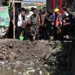 Bupati Muhdlor meletakkan batu pertama pembangunan jembatan Desa Klurak, Candi, Jumat (23/6/2023). Foto: ist