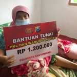 Polresta Banyuwangi menyerahkan bantuan tunai untuk pedagang kaki lima dan warung kepada Hamimah yang mengalami kecelakaan.