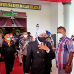 Gubernur Jawa Timur (Jatim) Khofifah Indar Parawansa memberi sejumlah pesan kepada Bupati dan Wakil Bupati Blitar Rini Syarifah-Rahmad Santoso saat serah terima jabatan (sertijab) Bupati dan Wakil Bupati Blitar di Kantor DPRD Kabupaten Blitar, Rabu (3/3/2021). (foto: ist)