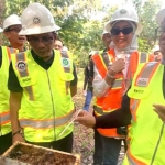 Direktur Utama SIG, Donny Arsal (kedua kiri), ketika melihat budidaya lebah trigona di area green house lahan reklamasi pascatambang Pabrik Semen Baturaja. Foto: Ist