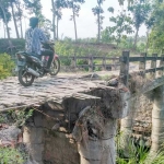 Meski rusak berat tapi jembatan itu masih ramai lalu lalang kendaraan roda dua, dengan menggunakan anyaman bambu.