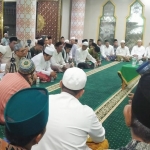 Prof. Dr. KH. Asep Saifuddin Chalim, M.A. saat memimpin tahlil 7 hari wafatnya Dr. Ir. KH. Salahuddin Wahid (Gus Sholah) di Masjid Raya Baiturrahman Denpasar Bali, Sabtu (8/2/2020) malam. foto: BANGSAONLINE