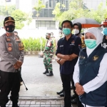 Gubernur Jawa Timur Khofifah Indar Parawansa, Pangdam V Brawijaya Mayjen TNI Suharyanto, serta Kapolda Irjen Pol Dr. Nico Afinta saat memantau pemungutan suara di TPS 07 Jalan Darmokali, Surabaya.