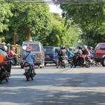REBUTAN - Salah satu ruas jalan di Tuban yang semrawut karena traffic light mati. (foto: istimewa)