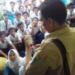 Murid yang demo dapat penjelasan dari pihak sekolah.